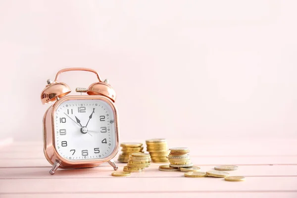 Çalar Saat Paralar Ahşap Masada Zaman Yönetimi Kavramı — Stok fotoğraf
