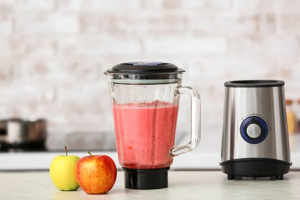 Blender Υγιεινό Smoothie Στο Τραπέζι Της Κουζίνας — Φωτογραφία Αρχείου