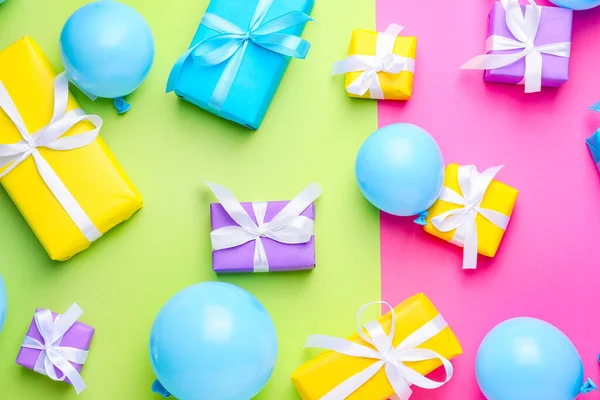 Viele Geburtstagsgeschenke Und Dekor Auf Farbigem Hintergrund — Stockfoto