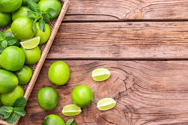 Bandeja Con Limas Frescas Sobre Fondo Madera — Foto de Stock