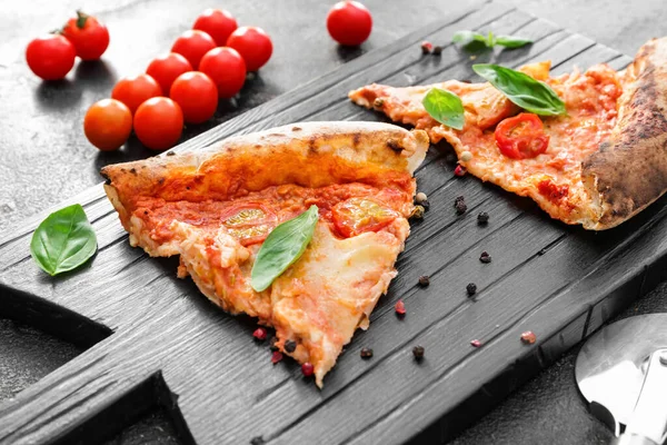 Deliziosa Pizza Margherita Tagliata Tavola Legno — Foto Stock