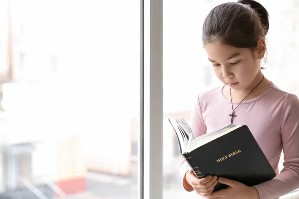 Süß Wenig Asiatisch Mädchen Reading Bibel Bei Zuhause — Stockfoto