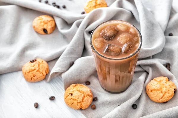 テーブルの上にクッキーとおいしいアイスコーヒーのガラス — ストック写真
