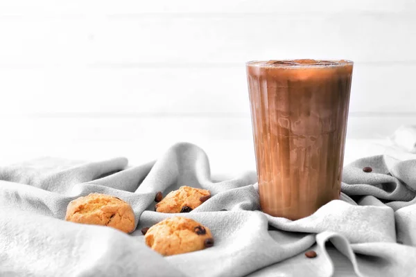 Bicchiere Gustoso Caffè Freddo Con Biscotti Sul Tavolo — Foto Stock