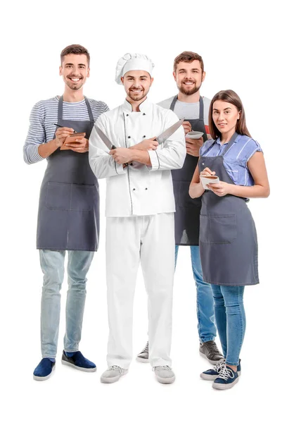 Männlicher Koch Mit Teilnehmern Von Kochkursen Auf Weißem Hintergrund — Stockfoto