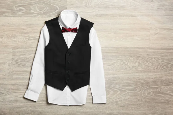 Elegante Uniforme Escolar Sobre Fondo Madera —  Fotos de Stock