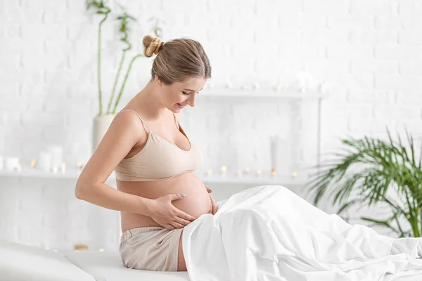 Молодая Беременная Женщина Отдыхает Спа Салоне — стоковое фото