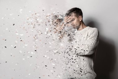 Depresyondaki genç adam hafif arka planda