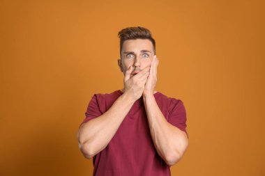 Renkli arka planı olan endişeli bir adam