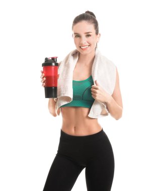 Beyaz arka planda protein içeceği olan genç bir kadın.