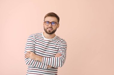 Renkli gözlüklü genç adam.