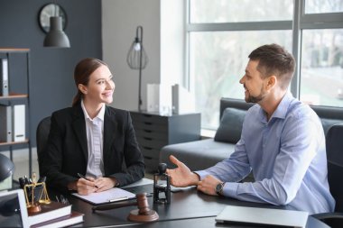 Kadın avukat istemci Office ile çalışma