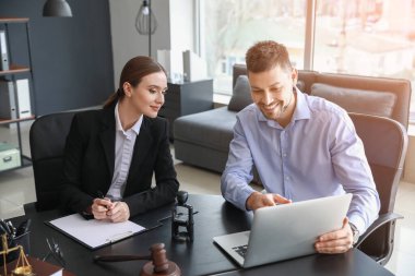 Kadın avukat istemci Office ile çalışma