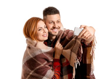Beyaz arka plan üzerinde çift alarak selfie