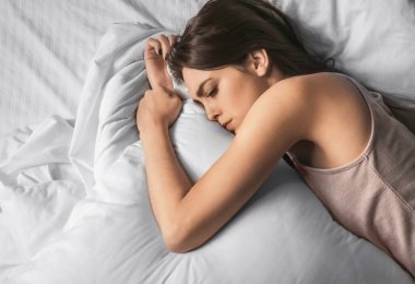 Yatak odasında depresif genç bir kadın