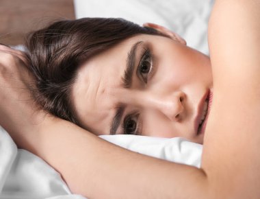 Yatak odasında depresif genç bir kadın