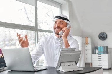 ofiste çalışan Arap iş adamı