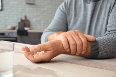 Evde Parkinson sendromu olan yaşlı bir adam var.