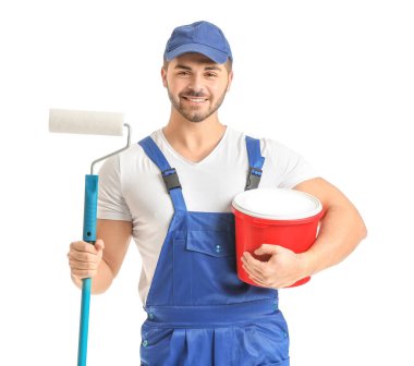 Beyaz arka planda genç bir ressam