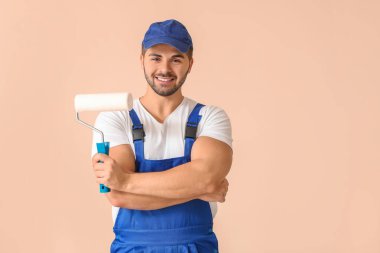 Odadaki genç ressamın portresi