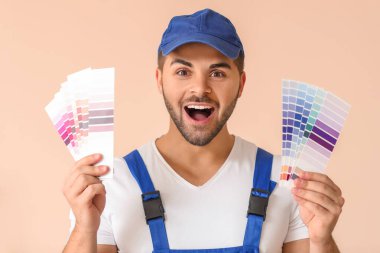 Odada renk örnekleri olan bir ressam