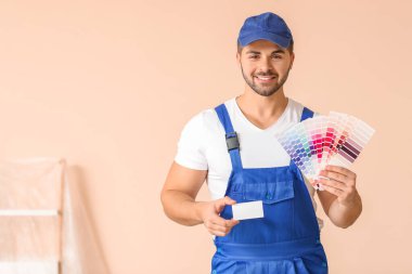 Kartvizitli ressam ve odada renk örnekleri var.