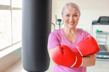 Spor salonunda olgun bayan boksör.