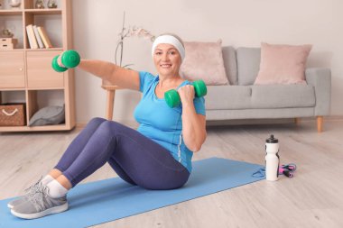 Sportif Olgun kadın evde eğitim