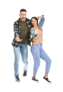 Beyaz arka planda dans eden genç çift