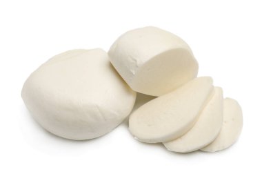 Beyaz arkaplanda Mozzarella peyniri