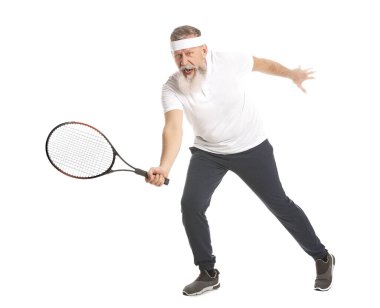 Beyaz arka planda yaşlı bir tenis oyuncusu