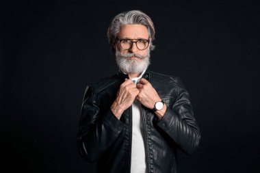 Esmer arka planda şık yaşlı bir adam