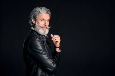 Esmer arka planda şık yaşlı bir adam