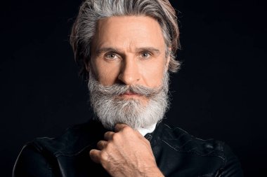 Esmer arka planda şık yaşlı bir adam