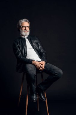 Esmer arka planda şık yaşlı bir adam