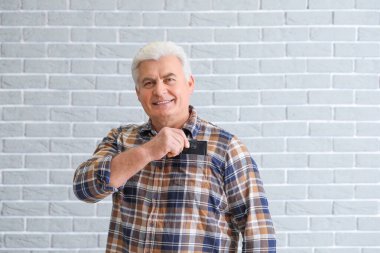 Çantası tuğla kaplı son sınıf öğrencisi.