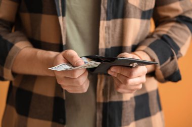 Çantası ve parası olan adam, yakın plan.