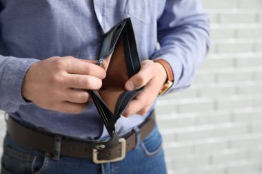 Boş cüzdanlı adam, yakın plan.