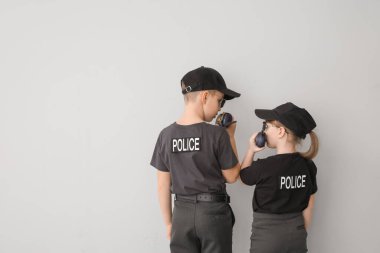 Hafif arka planda sevimli polis memurları.