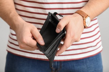 Boş çantalı adam arka planda, yakın plan.