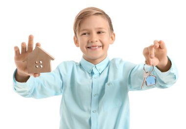 Beyaz arka planda ev modeli ve anahtarı olan küçük bir emlakçının portresi.