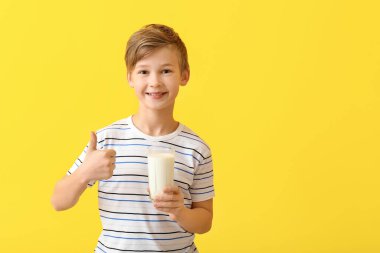 Renkli arka planda sütü olan küçük çocuk