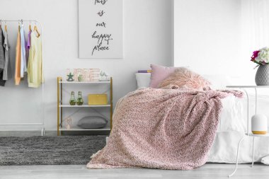 Güzel, modern bir yatak odası.