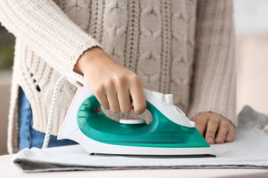 Evde Ütü Yapan Kadın