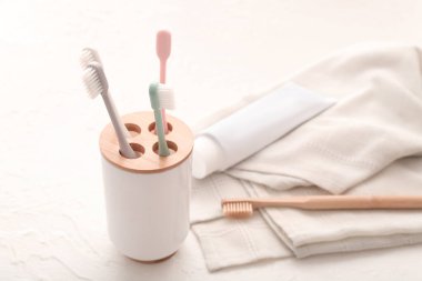 Işık arka planına diş fırçaları, yapıştırma ve havlu