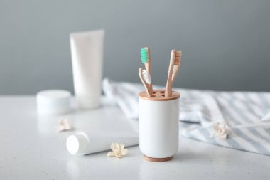 Diş fırçaları ve yapıştırıcılar ışık masasına