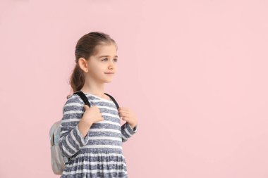 Renkli küçük bir kız öğrenci.