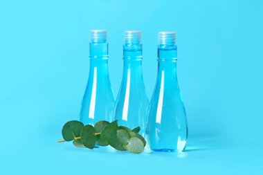 Renkli arkaplanda bitkisel özlü şampuan