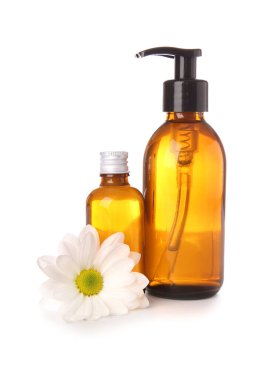 Beyaz arka planda şampuan şişeleri