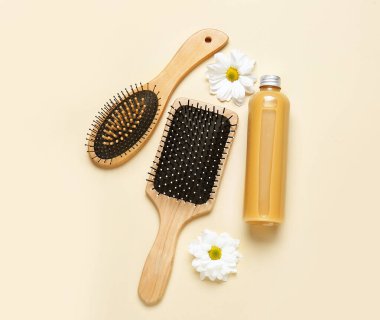 Renkli arka planda şampuan ve fırçalar